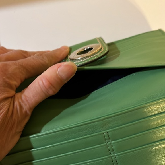 COACH VINTAGE Y2K AVOCADO GREEN LEATHER TURN-LOCK BIFOLD WALLET - Picture 9 of 10